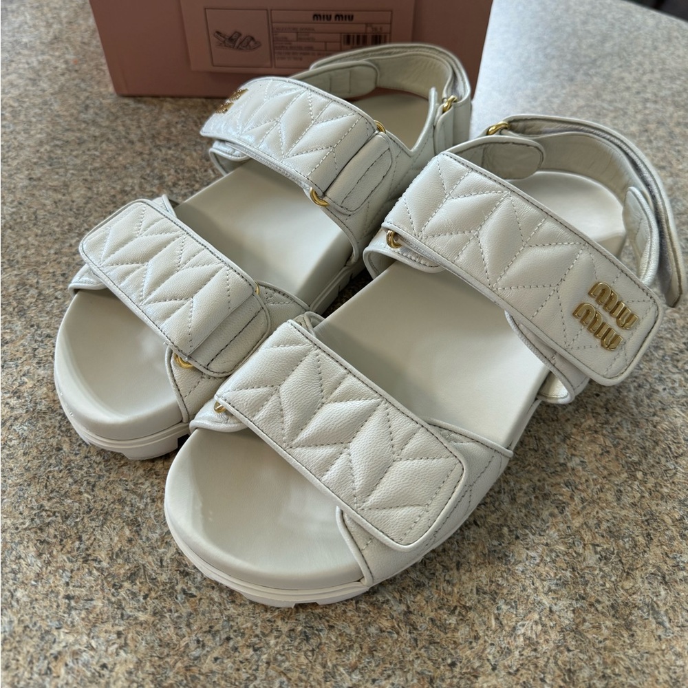 Miu Miu matelassé leather sandals . Size 38,5 ..